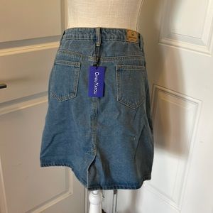 Women’s basic five pocket rugged wear denim skirt with slit, size small
